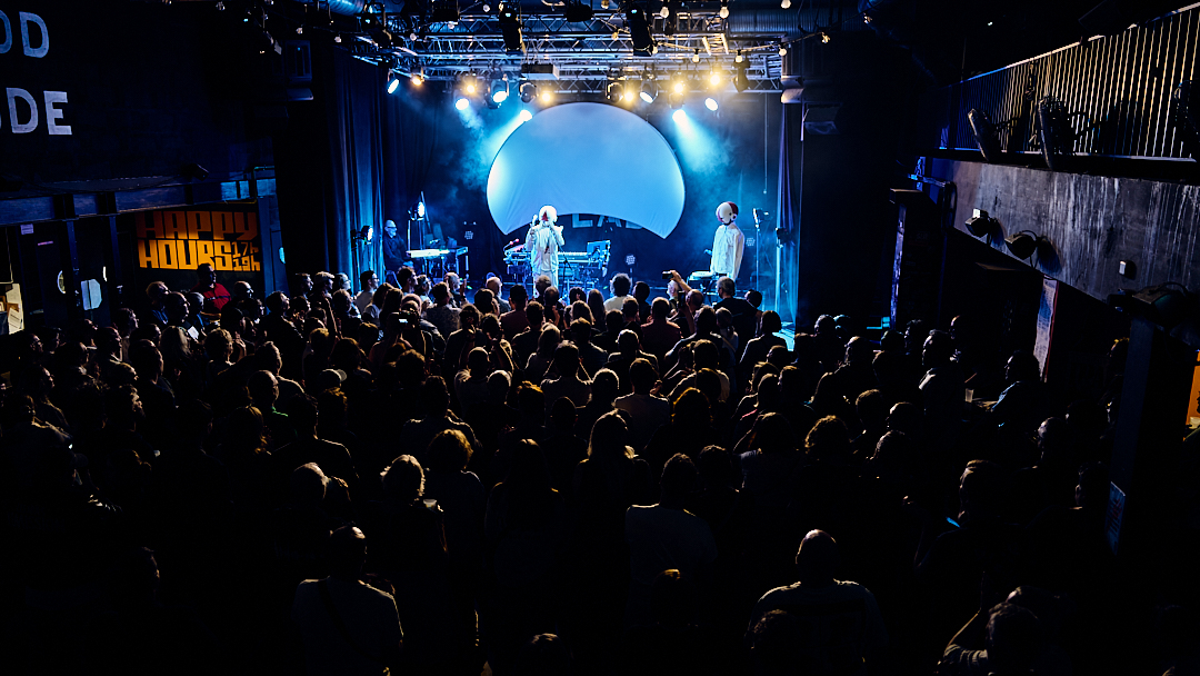 La salle comble face à la scène