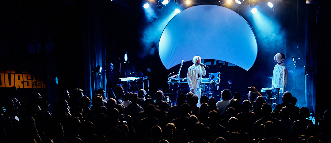 Vue panoramique du concert et silhouettes sur scène